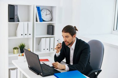 İş adamı belgeleri ofis dizüstü bilgisayarları çalışır