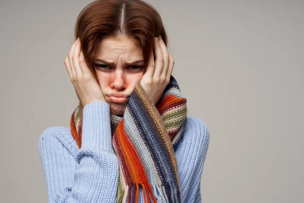 Vrouw Met Nek Sjaal Geïsoleerde Achtergrond Hoge Kwaliteit Foto — Stockfoto