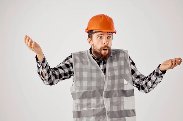 Homem emocional no trabalho uniforme construção edifício profissão Studio — Fotografia de Stock
