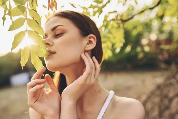 Mujer Bonita Cerca Del Árbol Con Hojas Verdes Cerca Foto —  Fotos de Stock