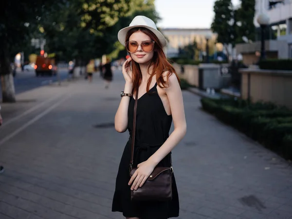 Hermosa Mujer Sombrero Aire Libre Caminando — Foto de Stock