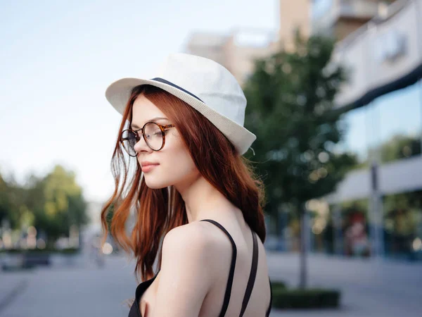 Mujer Atractiva Sombrero Aire Libre Caminando — Foto de Stock