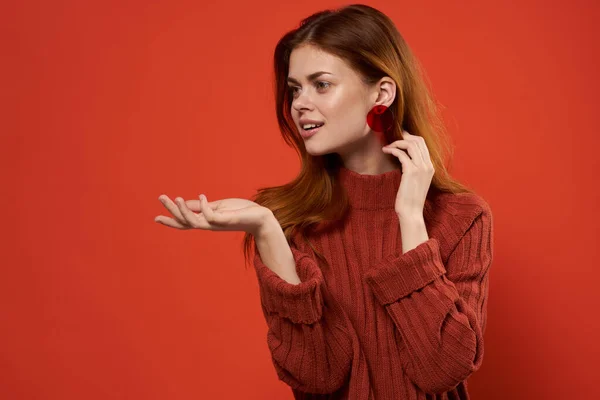 Mujer Suéter Rojo Posando Estudio —  Fotos de Stock