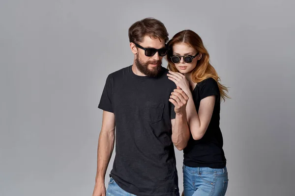 Una giovane coppia amicizia comunicazione romanticismo indossare occhiali da sole studio stile di vita — Foto Stock
