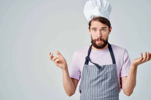 Man i kockar uniform matlagning mat restaurang — Stockfoto