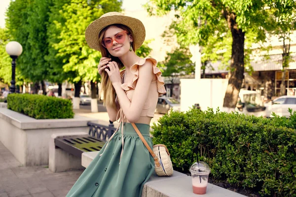 Hermosa Mujer Posando Aire Fresco Foto Alta Calidad — Foto de Stock