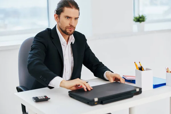 Manager arbeiten emotional vor Laptop-Chef — Stockfoto