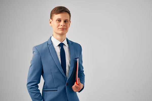 ハンドマネージャードキュメントのプロの赤いフォルダを持つ陽気なビジネスマン 高品質の写真 — ストック写真