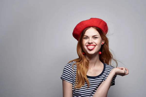 Bonita Mulher Vestindo Chapéu Vermelho Posando Estúdio — Fotografia de Stock