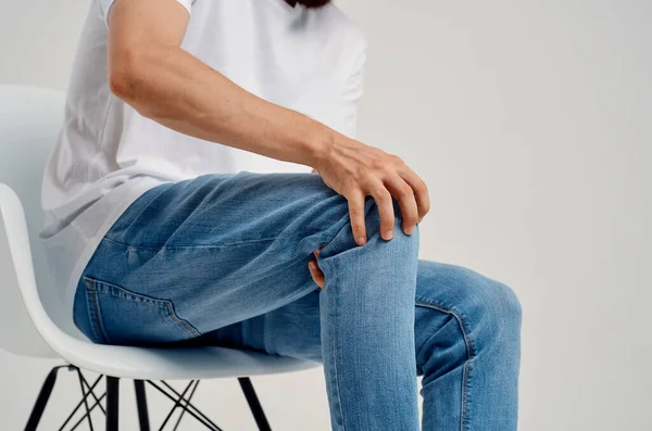 Hombre sentado en la silla dolor de rodilla problemas de salud —  Fotos de Stock