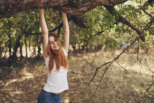 Kvinna Utomhus Vid Trädet Naturen — Stockfoto