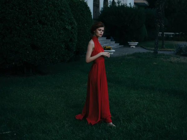 Γυναίκα Κόκκινο Φόρεμα Περπατώντας Εξωτερικούς Χώρους — Φωτογραφία Αρχείου