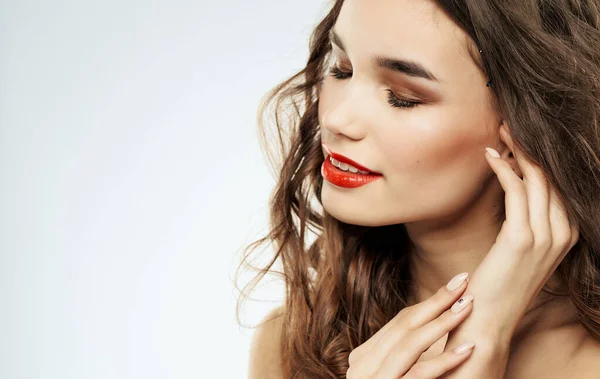 Hübsche Frau rote Lippen posiert Frisur Mode Luxus-Kosmetik — Stockfoto