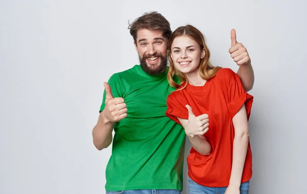 Ehepaar umarmt Freundschaft bunte T-Shirts Familie Licht Hintergrund — Stockfoto