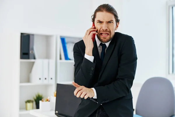 Manager som håller en telefon kontor livsstil — Stockfoto