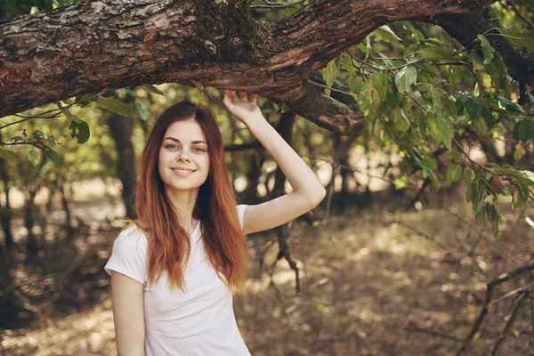 Hübsche Frau Die Auf Dem Land Ruht — Stockfoto