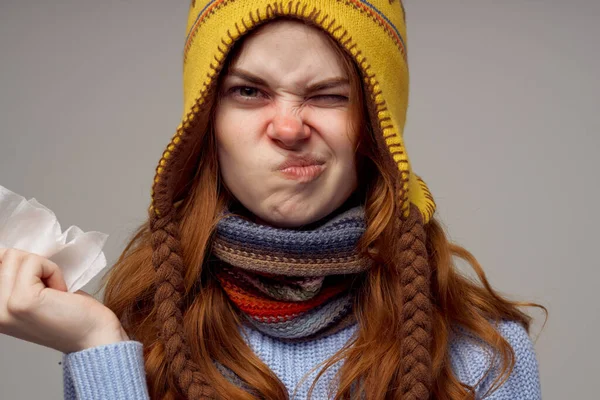 Mujer Pelirroja Con Pañuelo Cuello Sobre Fondo Aislado Foto Alta —  Fotos de Stock