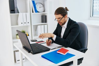 Masadaki işadamları teknolojiyi belgelerler.