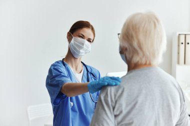 Kadın doktor profesyonel tavsiye tıbbi maskeler