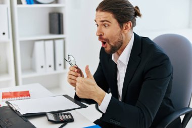 İş adamı belgeleri ofis dizüstü bilgisayarı yöneticisi