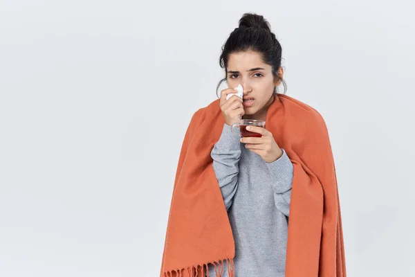 Koude vrouw gezondheidsproblemen behandeling kopje thee in handen — Stockfoto