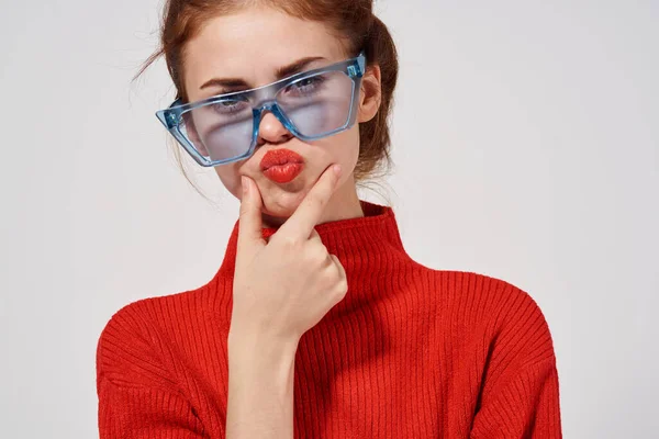 Schöne Frau Mit Roten Lippen Posiert Studio — Stockfoto