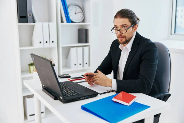 Manager arbeiten emotional vor Laptop-Technologie — Stockfoto