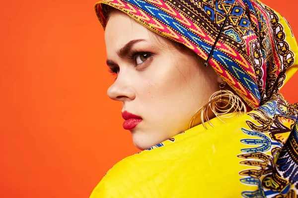 Vacker Kvinna Med Flerfärgad Sjal Poserar Studio — Stockfoto