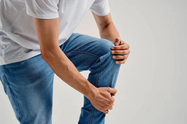 Человек держит ноги проблемы со здоровьем боль травмы — стоковое фото