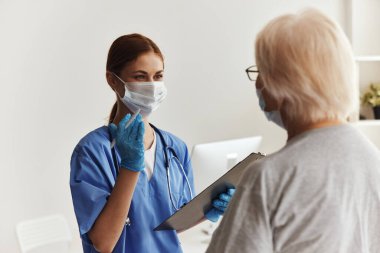 hemşire ve hasta muayene tedavisi