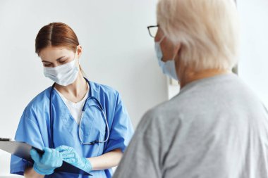 Yaşlı kadın ve doktor tıp bürosunu tartıştılar