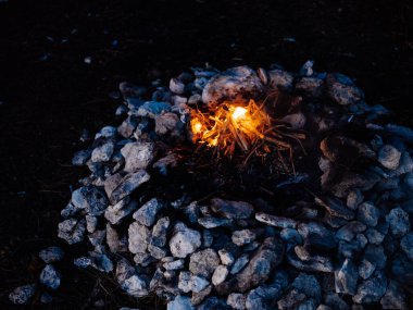 Orman yakınlarında şenlik ateşi yakıldı.