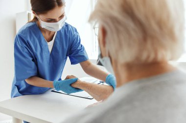 Kadın doktor. Hastane sağlık hizmetleri.