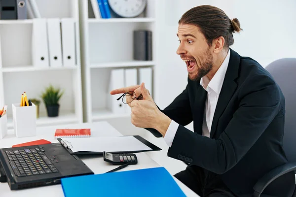 Man i kostym dokument arbete kontor laptop teknik — Stockfoto