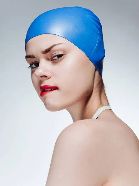Donna Sportiva Cappello Nuoto Blu Posa Studio — Foto Stock