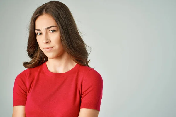 Bela mulher em um vermelho t-shirt cuidado do cabelo Studio Lifestyle — Fotografia de Stock