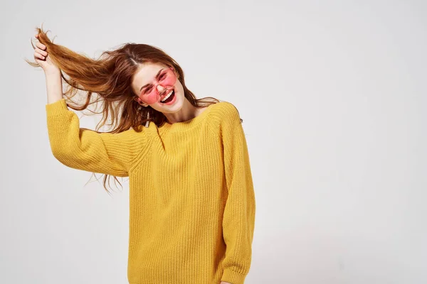 Retrato Una Mujer Gafas Moda Posando Estudio — Foto de Stock