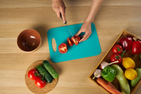 Tagliare le verdure in cucina cucinare casalinga mangiare sano — Foto Stock