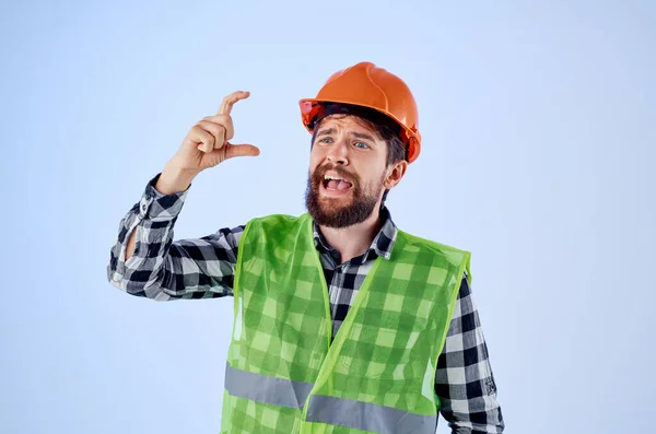 Бородатый человек в оранжевой каске конструкции профессиональный синий фон — стоковое фото