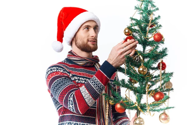 Schöner Mann mit Weihnachtsmütze Weihnachtsdekoration Urlaub Neujahr Studio posiert — Stockfoto
