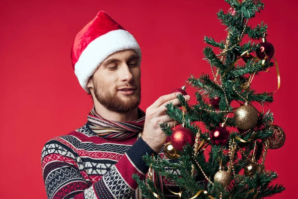 Noel Baba şapkalı duygusal bir adam Noel süslemeleri Noel tatili izole edilmiş bir arka plan — Stok fotoğraf