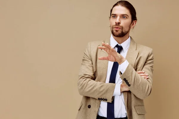 Zakenman in een pak met een stropdas poseren lifestyle model — Stockfoto