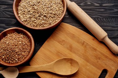 Ahşap mutfak eşyaları. Yukarıdan doğal malzemeler görünüyor.