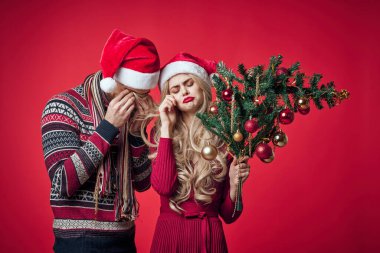 Neşeli genç çift Noel kıyafetleri tatil süslemeleri oyuncakları