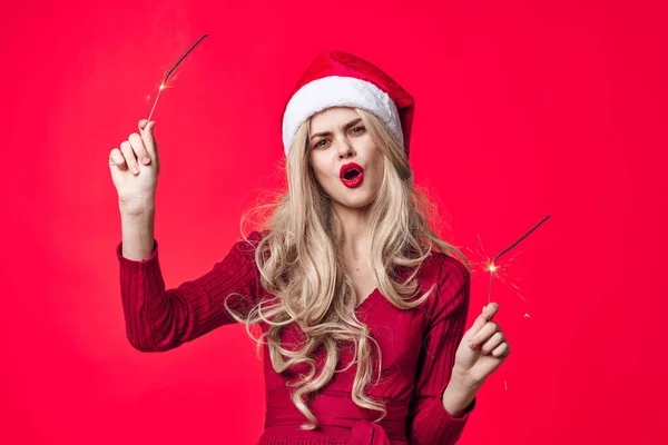Fröhliche Hübsche Frau Neujahrskleidung Mit Wunderkerzen Auf Rotem Hintergrund Hochwertiges — Stockfoto