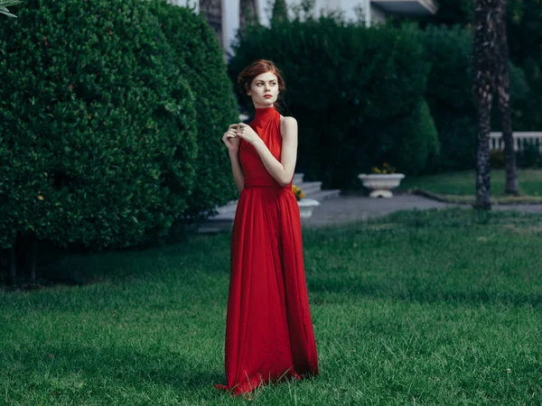 Женщина Красном Платье Ходит Высокое Качество Фото — стоковое фото