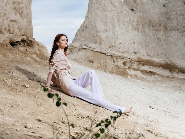 Όμορφη Γυναίκα Κάθεται Στην Άμμο Στη Φύση — Φωτογραφία Αρχείου