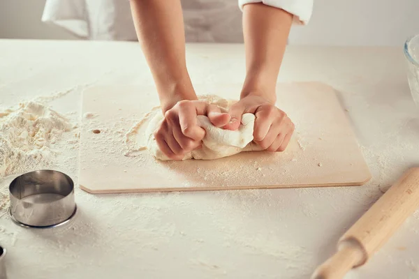 Kvinna Rullande Deg För Bakning Bageri Högkvalitativt Foto — Stockfoto