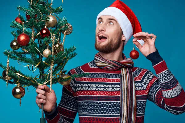 Χαρούμενος άνθρωπος σε ένα καπέλο Σάντα Χριστούγεννα διακοσμήσεις διακοπές Πρωτοχρονιά απομονωμένο φόντο — Φωτογραφία Αρχείου