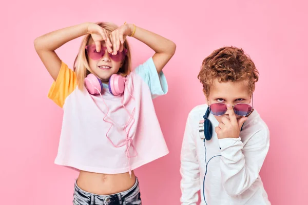 Pareja feliz niño usando auriculares posando escuchando música —  Fotos de Stock